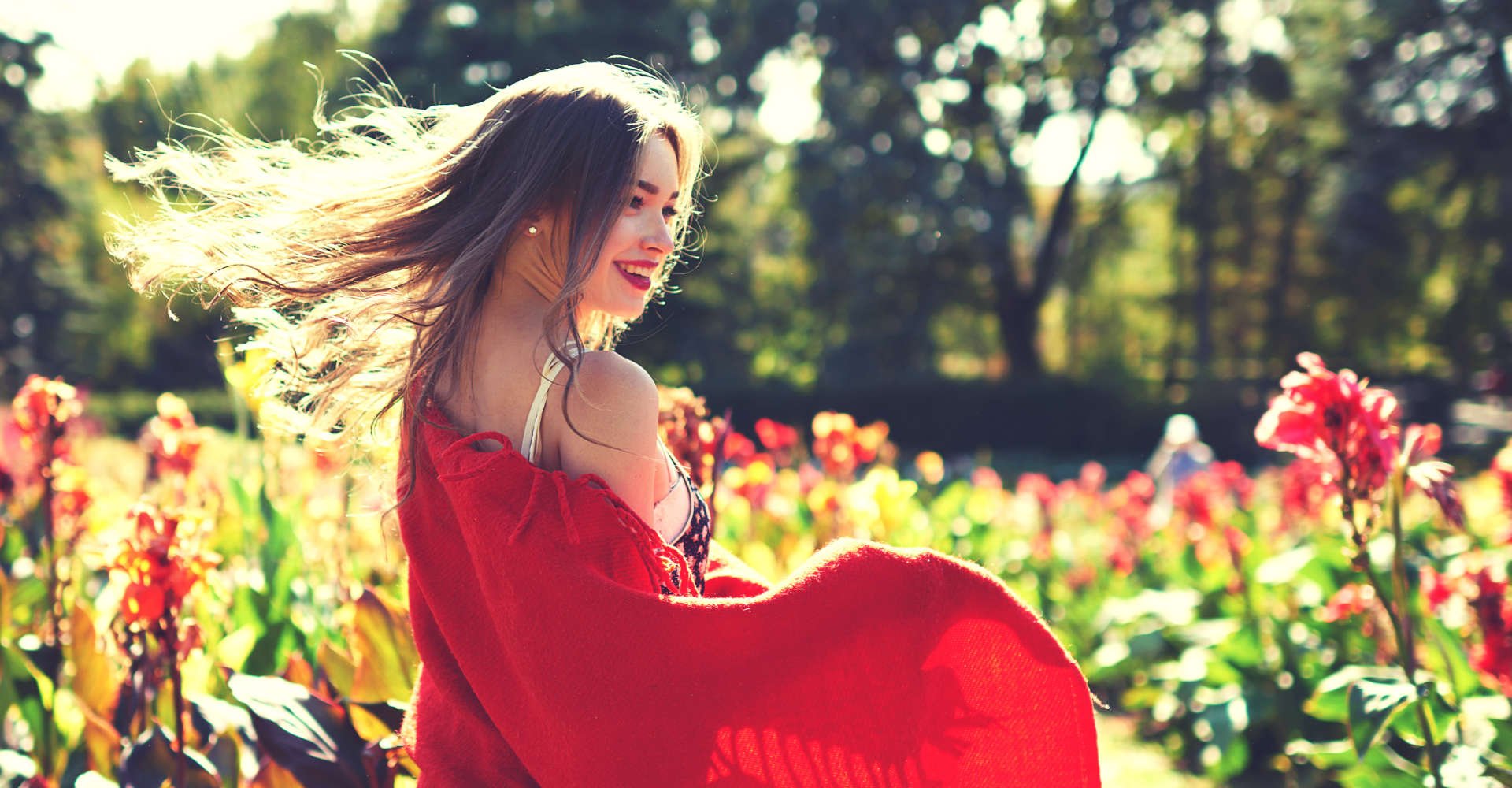 mulher passeando em meio as flores da primavera